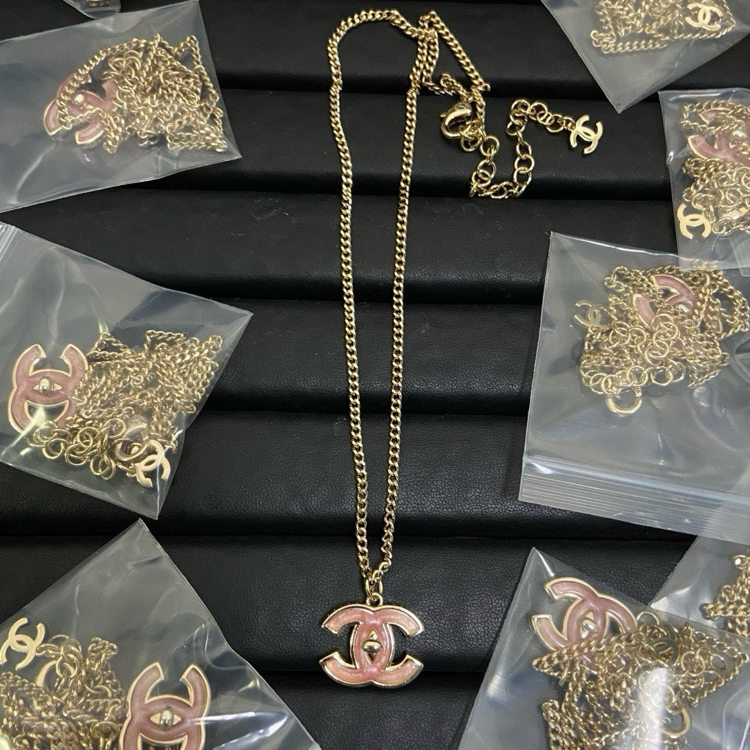 Set de 4 diseños CC Pink Girl (Pendientes 1 y 2 + Broche + Collar)