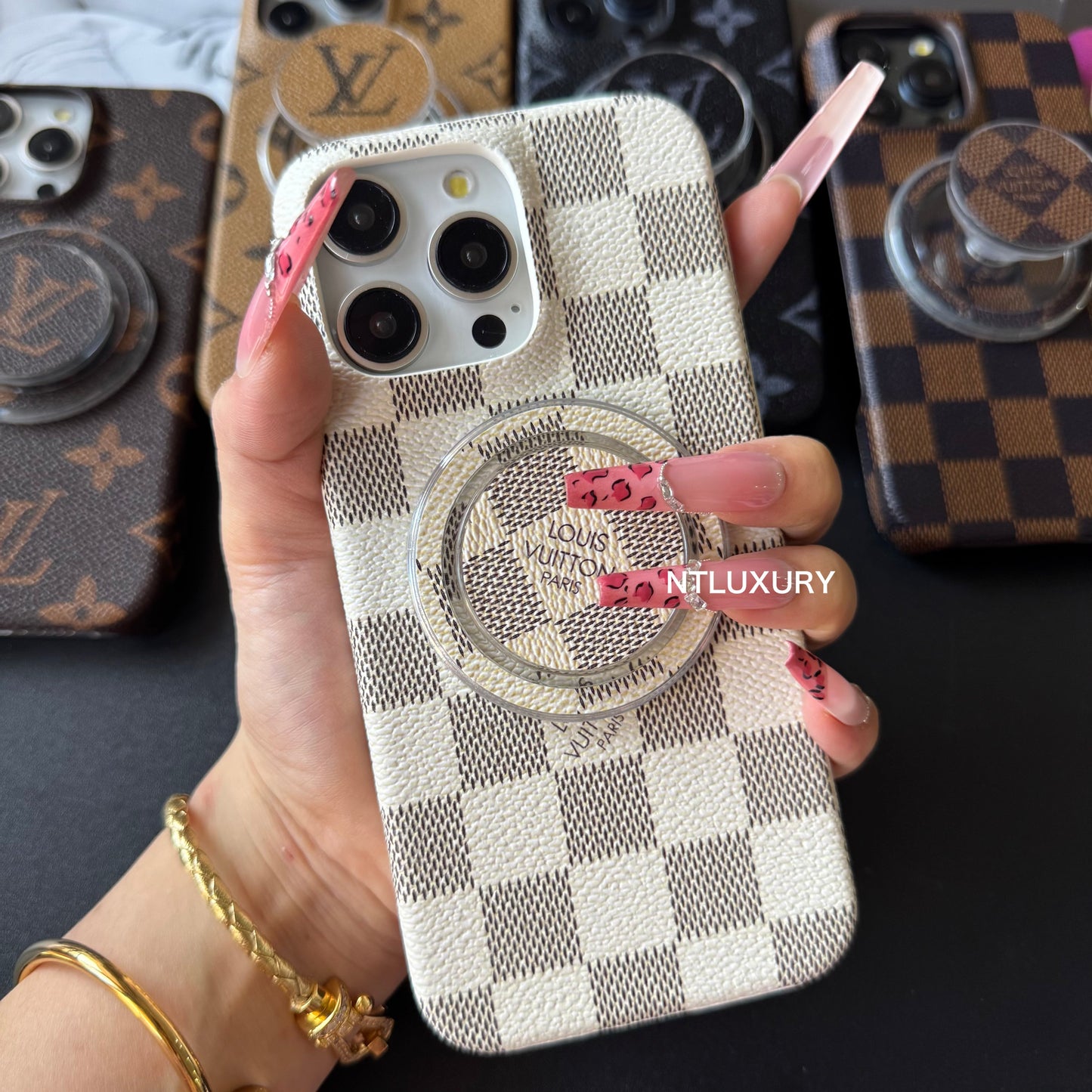 Traditional Love Phone Case with MagSafe Holder For iPhone (White Latticed)