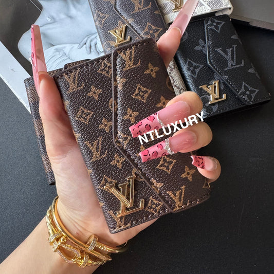 Curved Edge Love Tri-Fold Wallet