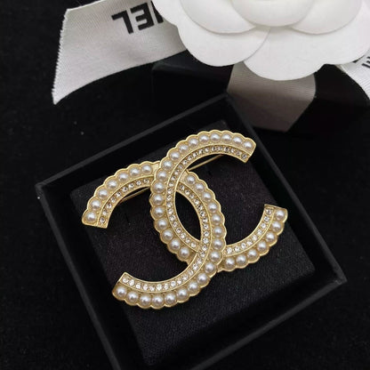 Spilla con perle e strass incastonati dal carattere distintivo