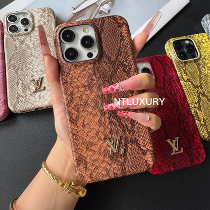 Funda de teléfono con estampado de piel de serpiente y diseño de corazón para iPhone