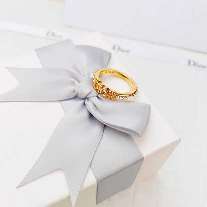 Anillo de diamantes con letras