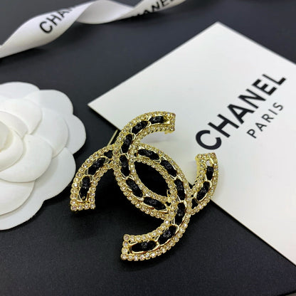Broche CC de chica con diamantes