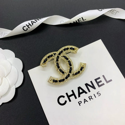 Broche CC de chica con diamantes