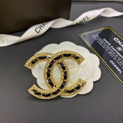 Broche CC de chica con diamantes