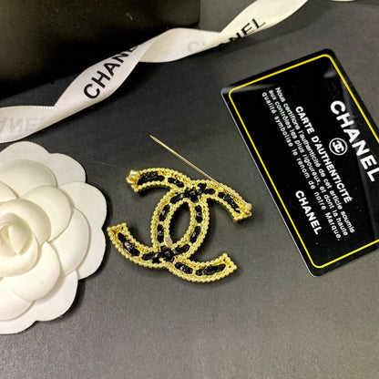 Broche CC de chica con diamantes