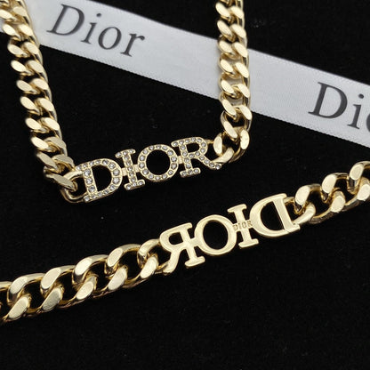 Conjunto de collar, pulsera y anillo con diseño de paloma