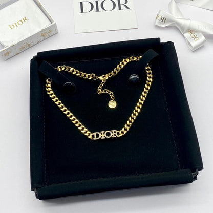 Conjunto de collar, pulsera y anillo con diseño de paloma