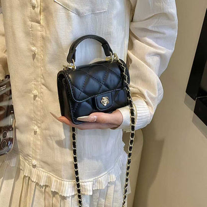 Joli sac à main de couleur fille qui ne contient rien