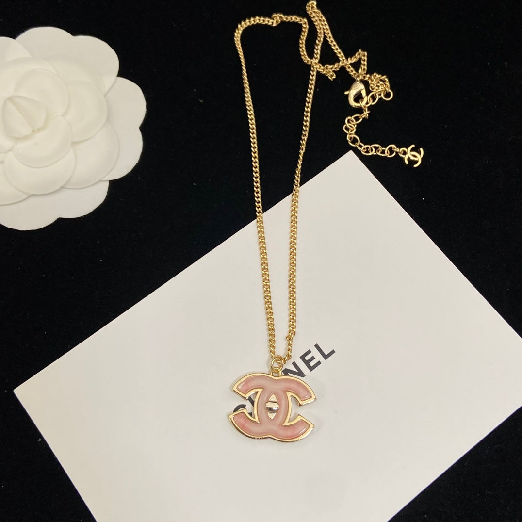 Set de 4 diseños CC Pink Girl (Pendientes 1 y 2 + Broche + Collar)