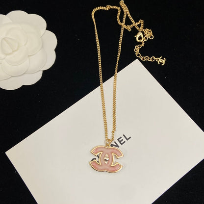 Set de 4 diseños CC Pink Girl (Pendientes 1 y 2 + Broche + Collar)