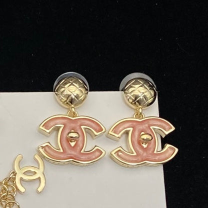 Set de 4 diseños CC Pink Girl (Pendientes 1 y 2 + Broche + Collar)