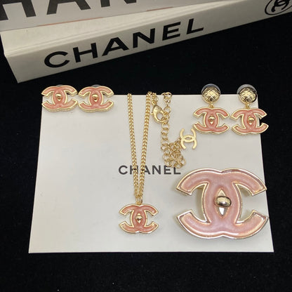 Set de 4 diseños CC Pink Girl (Pendientes 1 y 2 + Broche + Collar)