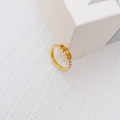 Anillo de diamantes con letras