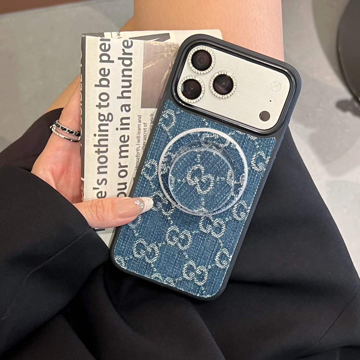 Funda de mezclilla Good Girl para teléfono con MagSafe y soporte MagSafe