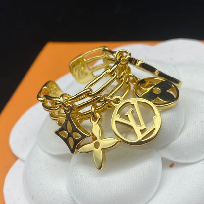Anillo con colgante de monograma de llave clásica