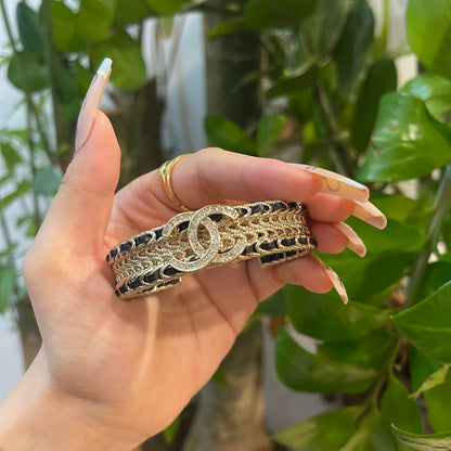 Pulsera de diseño dorado y negro