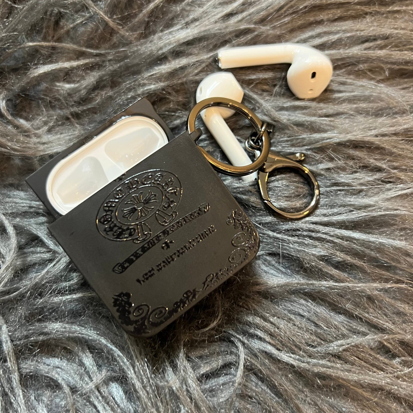Black Trendy Airpods Case (Heart)
