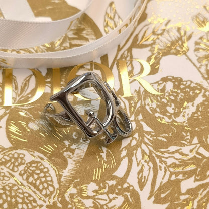 Offener Ring mit Hohlbuchstaben