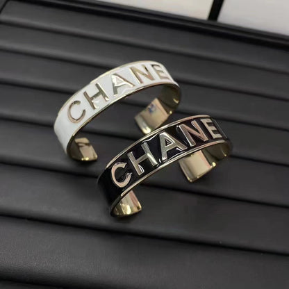 Pulsera de diseño negro y dorado