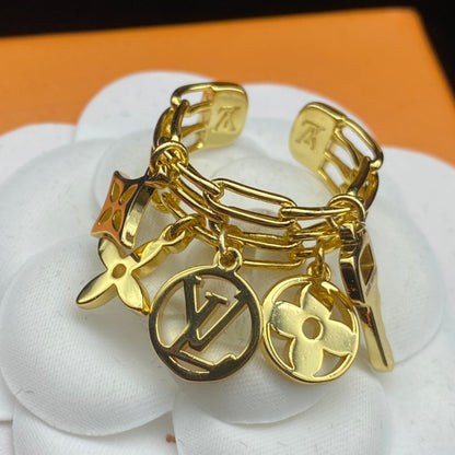 Anillo con colgante de monograma de llave clásica