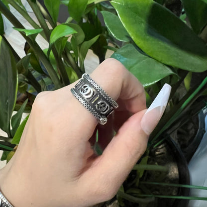 Anelli e bracciale vintage con G