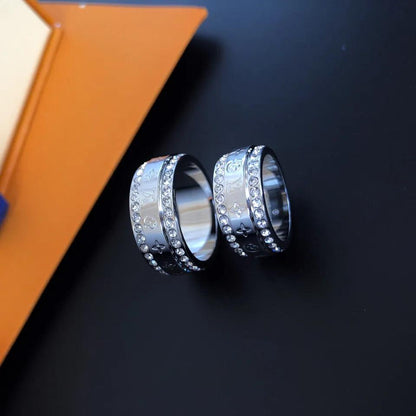 Anillo de diamante con monograma