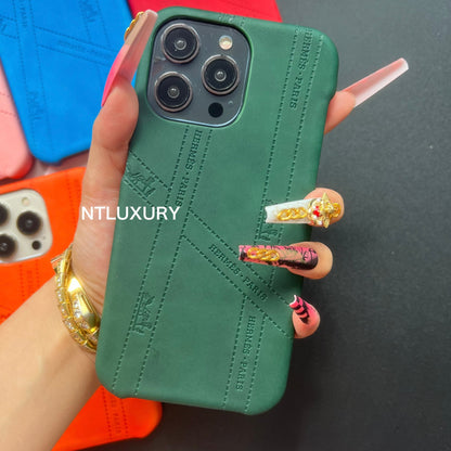 Funda de teléfono colorida con diseño de H