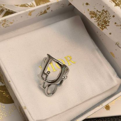 Offener Ring mit Hohlbuchstaben