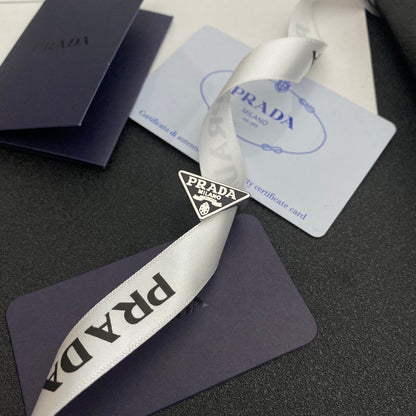Anillo abierto con símbolo de logotipo triangular