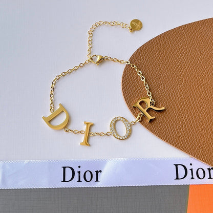 Bracciale con lettera in strass
