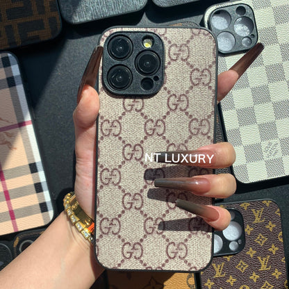 Funda de teléfono tradicional con protección para la cámara (Buena)