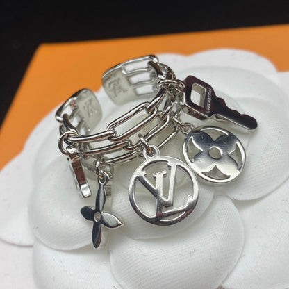Anillo con colgante de monograma de llave clásica