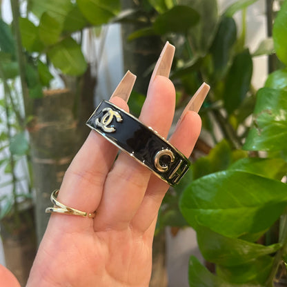 Pulsera de diseño negro y dorado