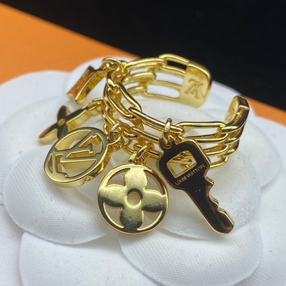 Anillo con colgante de monograma de llave clásica