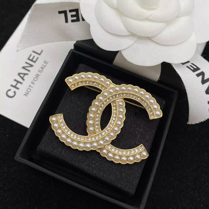 Spilla con perle e strass incastonati dal carattere distintivo