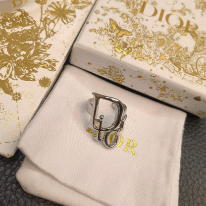 Offener Ring mit Hohlbuchstaben