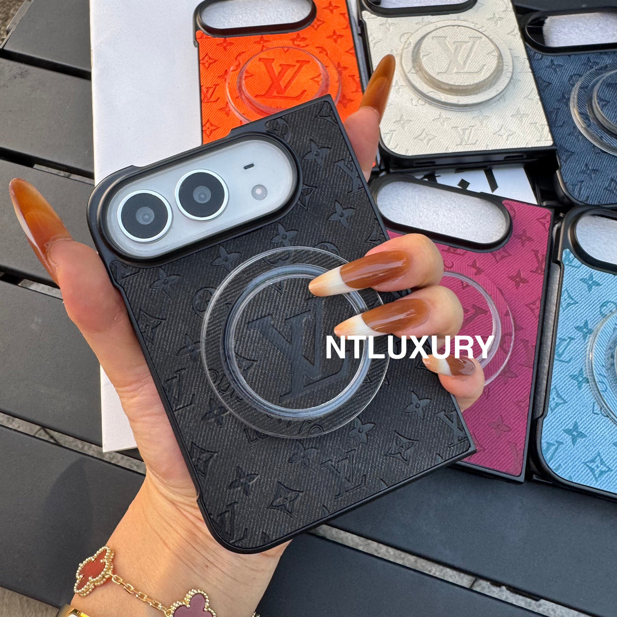 Funda de teléfono colorida de mezclilla con diseño de chica y corazón para iPhone Duo con soporte MagSafe