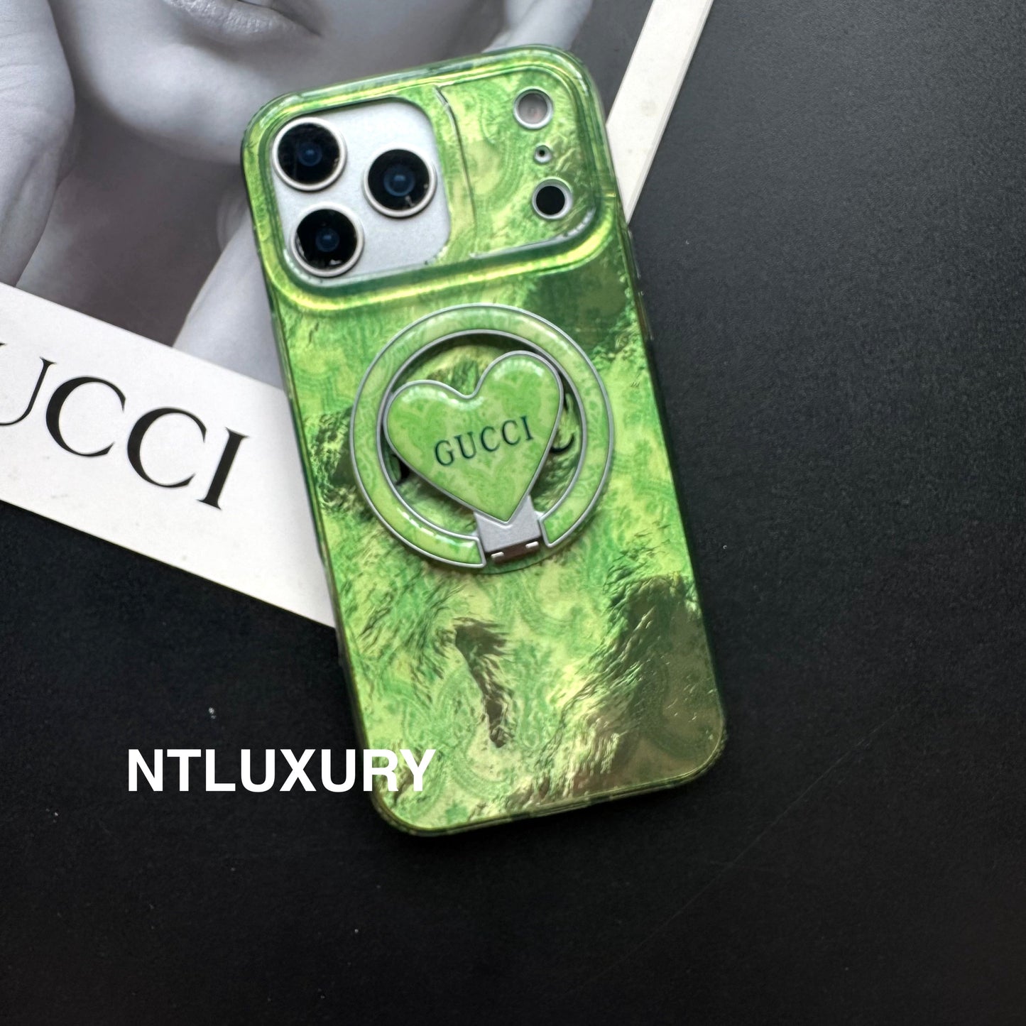 Grüne Handyhülle mit neuem MagSafe-Halter