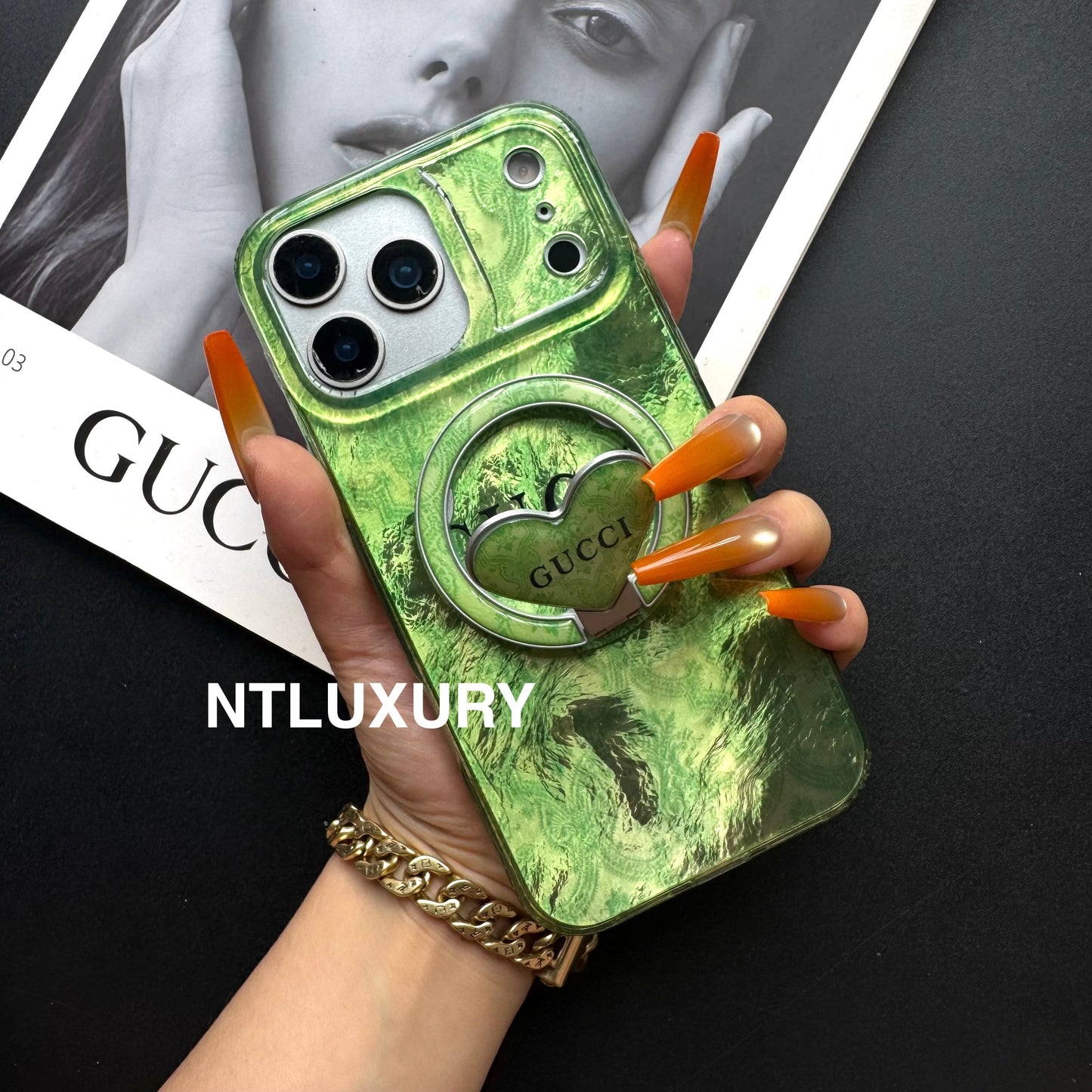 Grüne Handyhülle mit neuem MagSafe-Halter