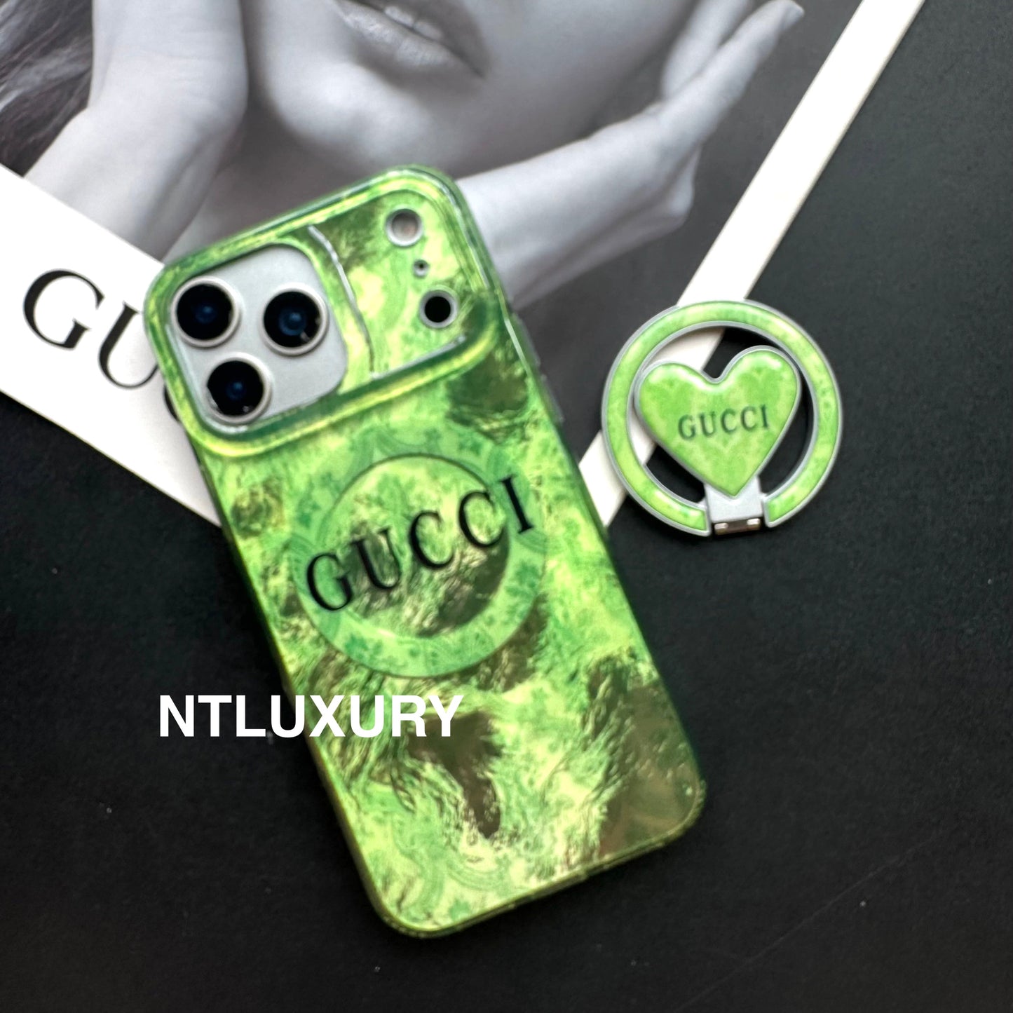 Grüne Handyhülle mit neuem MagSafe-Halter
