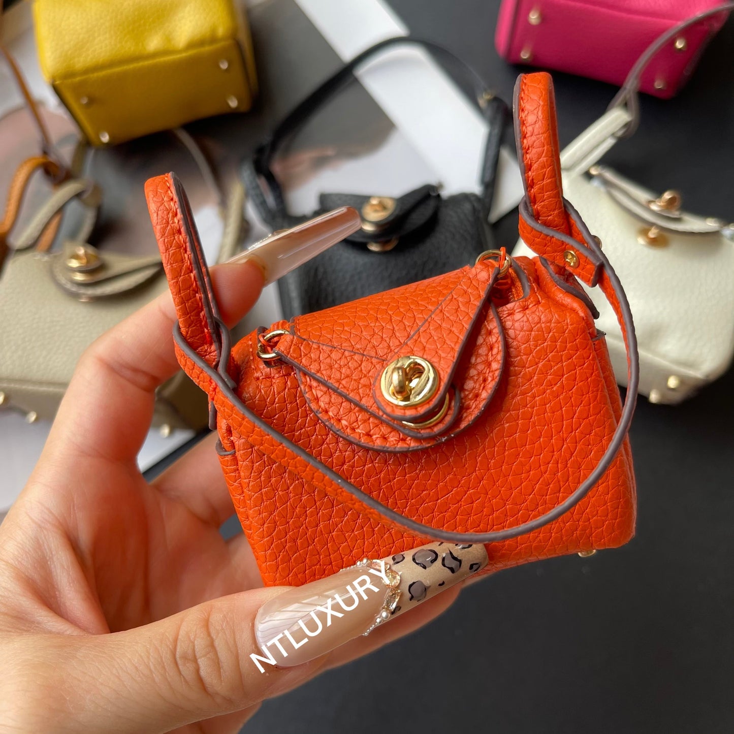 Cute Leendy Girl Minimum Cute Pendant (Orange)