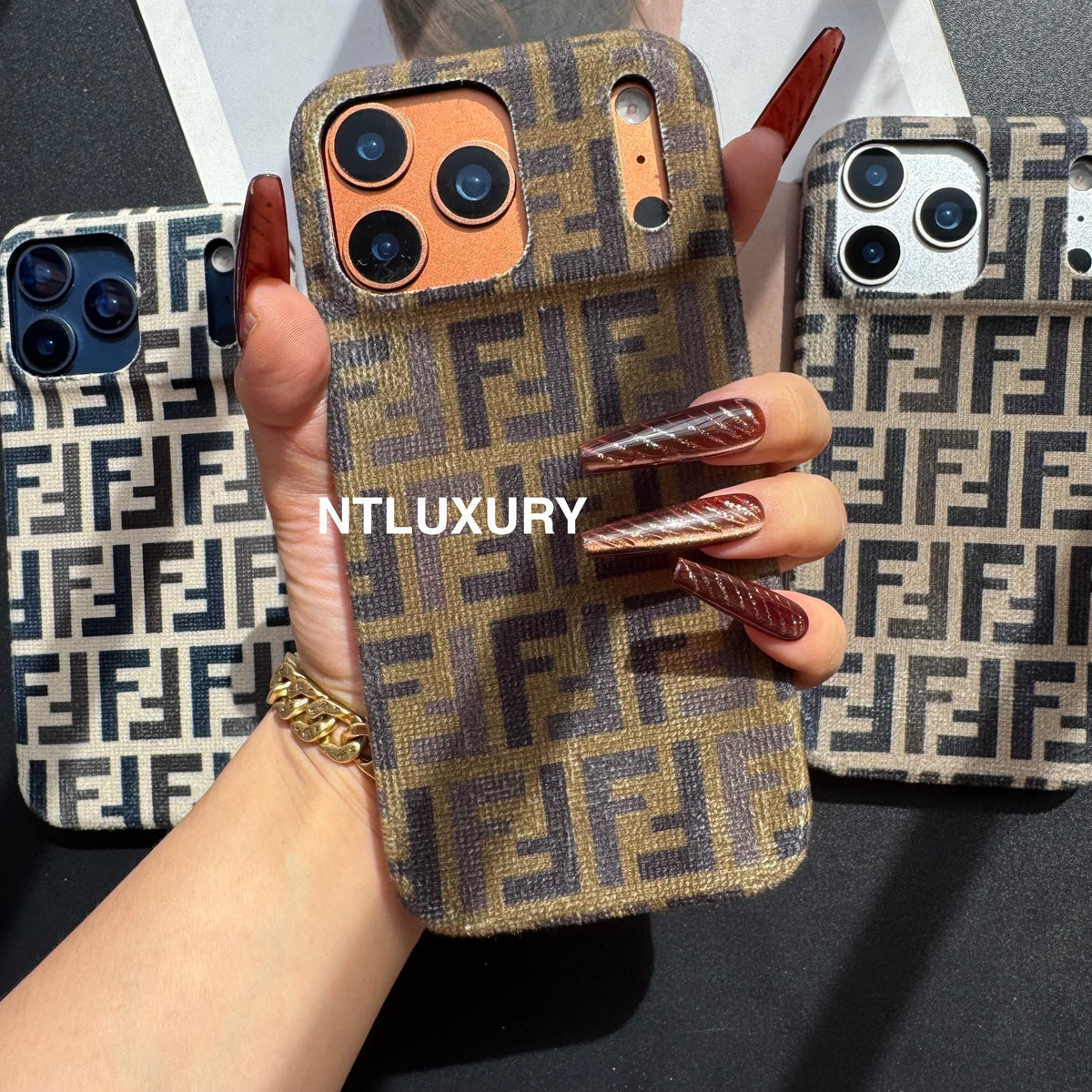 Jolie coque de téléphone en fourrure pour l'hiver