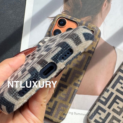 Jolie coque de téléphone en fourrure pour l'hiver