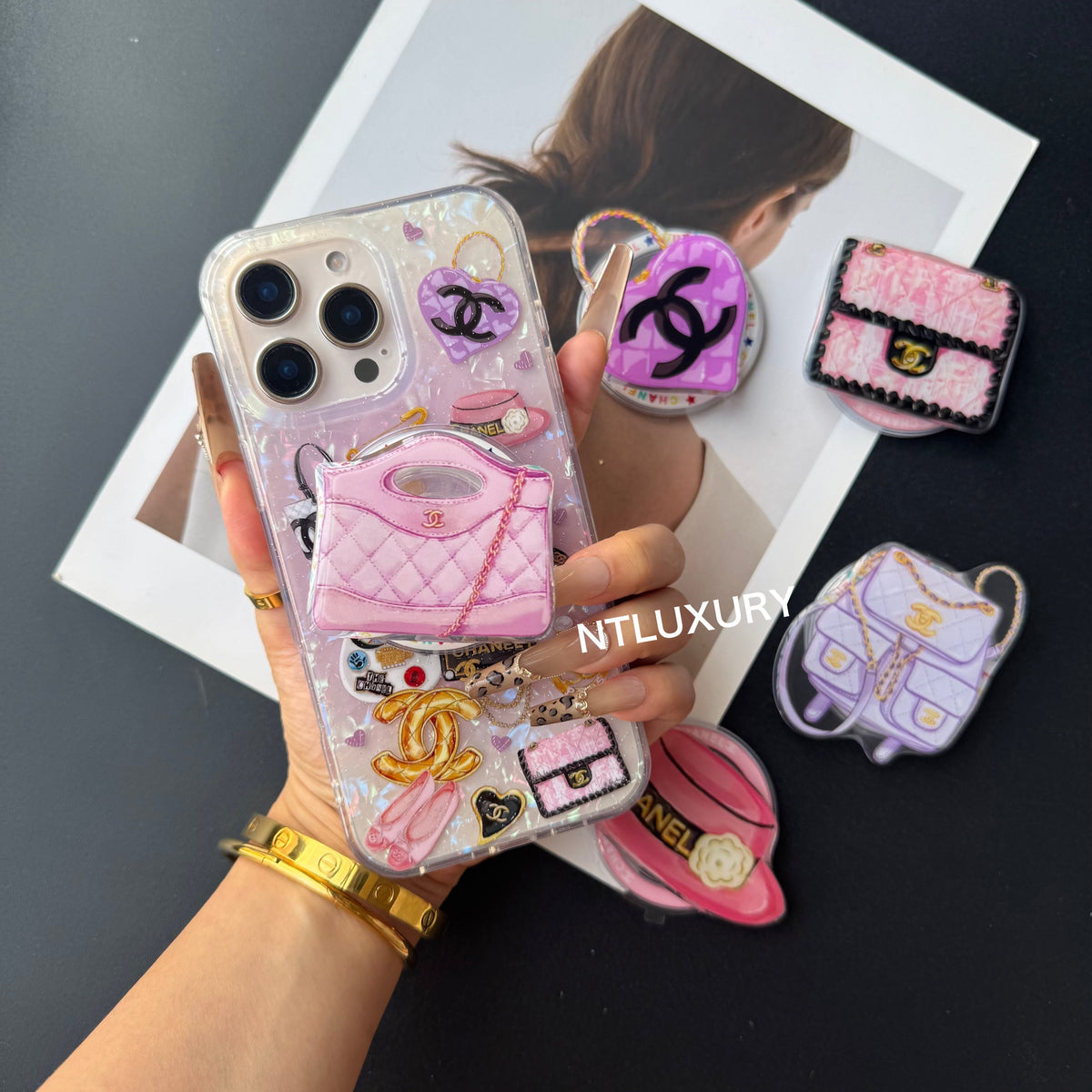 Funda morada para teléfono con diseño de concha y soporte MagSafe