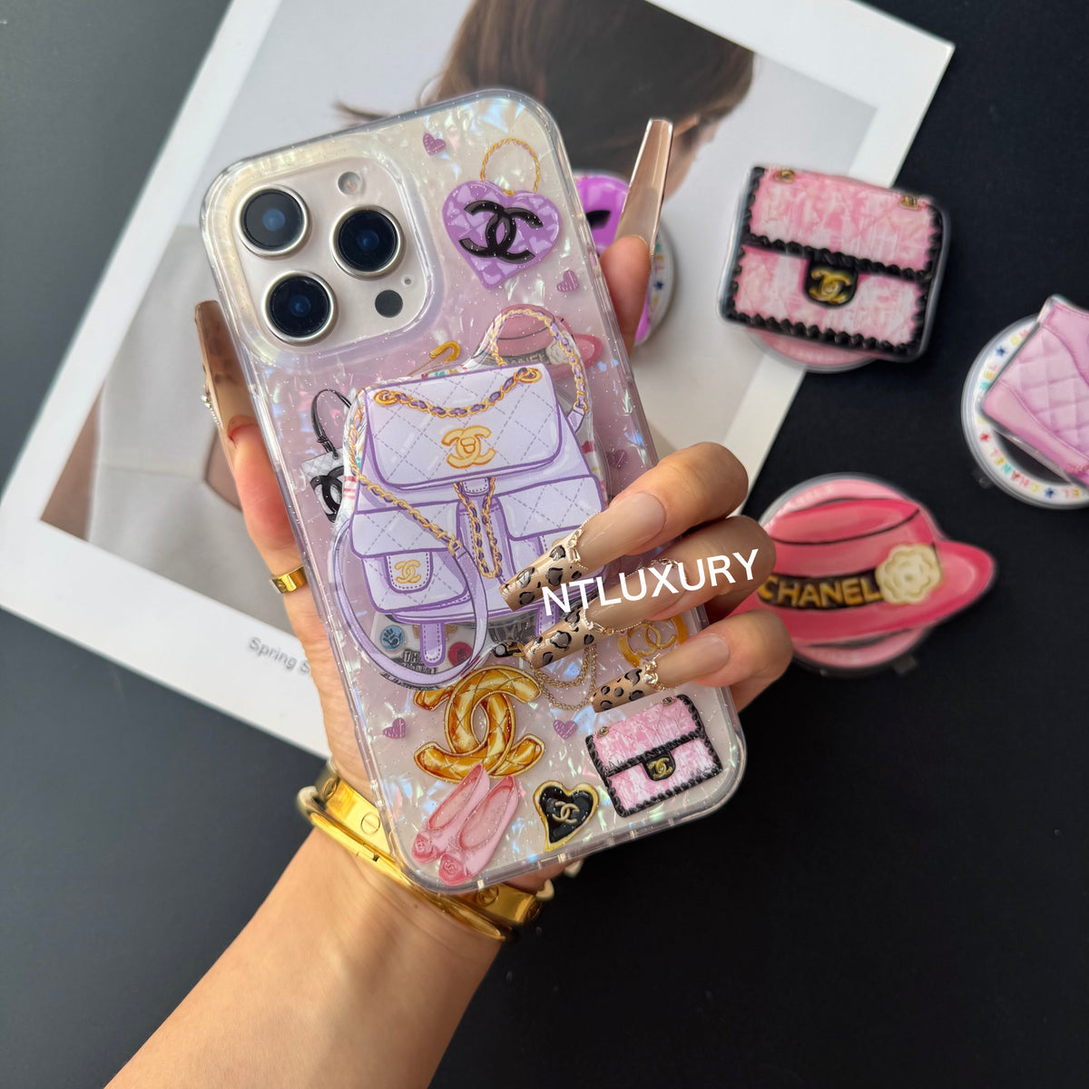 Funda morada para teléfono con diseño de concha y soporte MagSafe