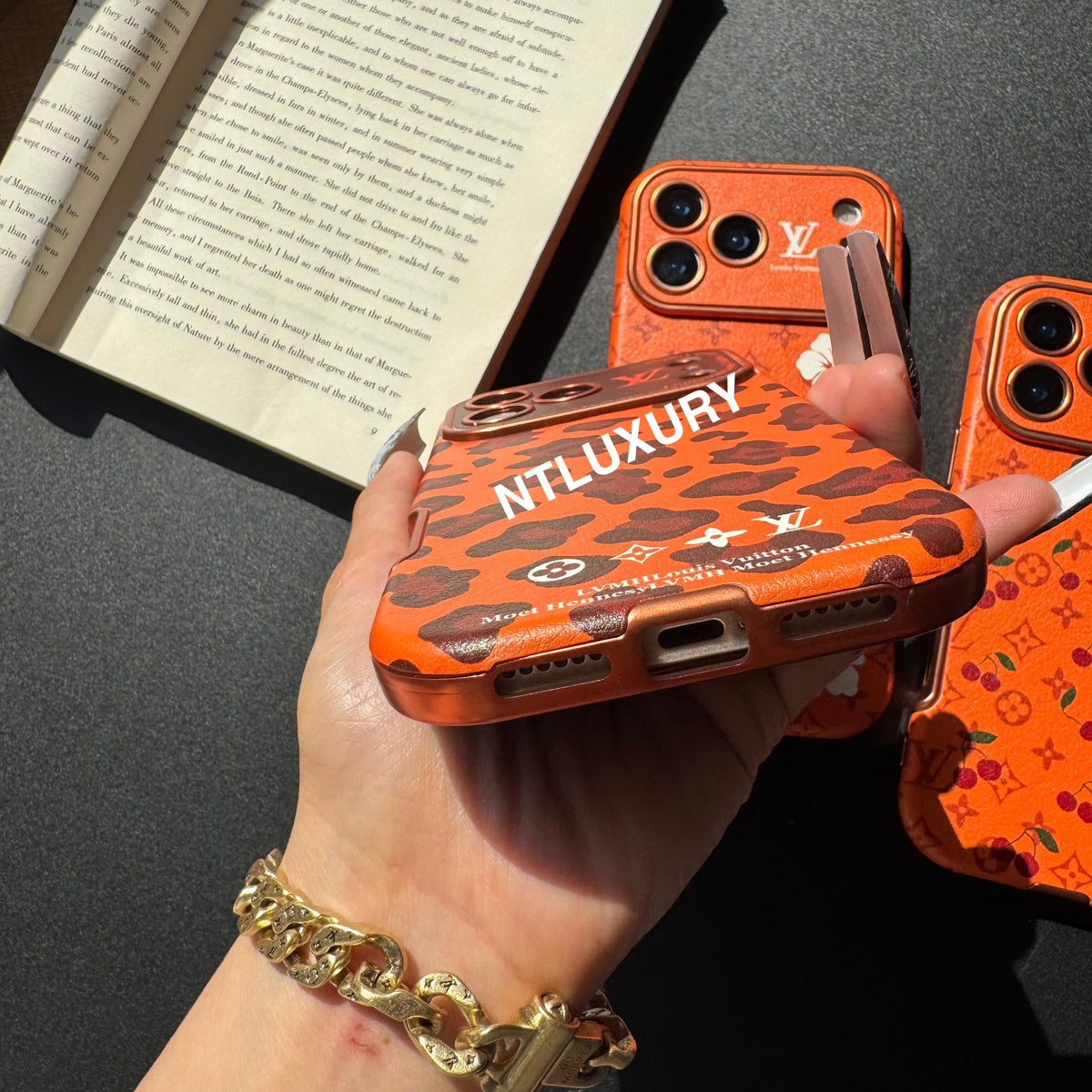 Cover per telefono arancione con design unico a forma di cuore