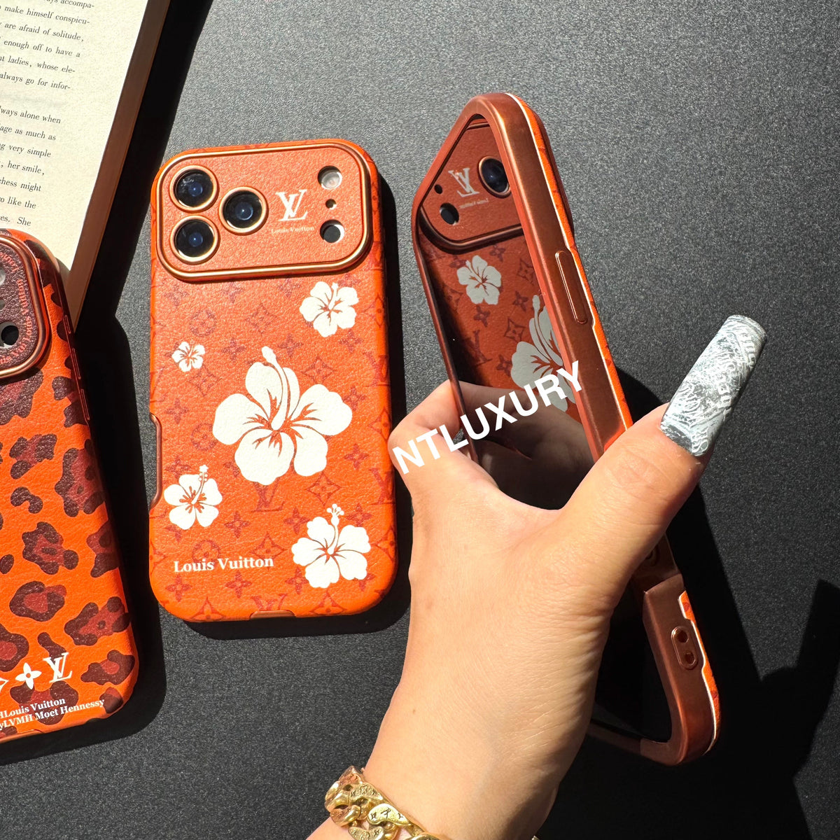 Cover per telefono arancione con design unico a forma di cuore