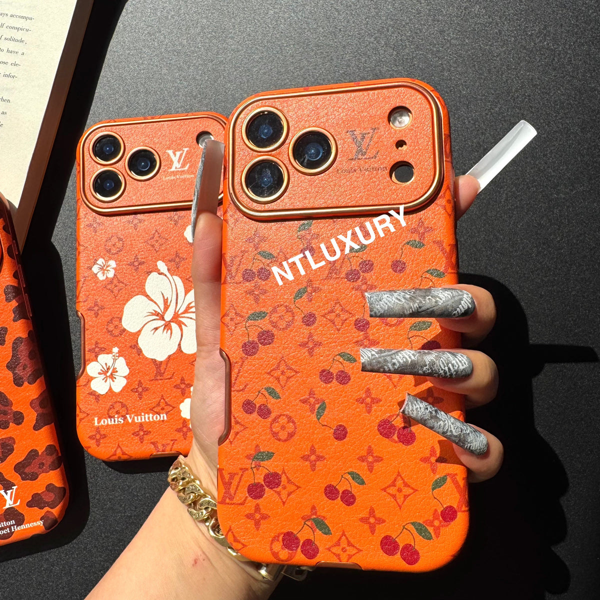 Cover per telefono arancione con design unico a forma di cuore