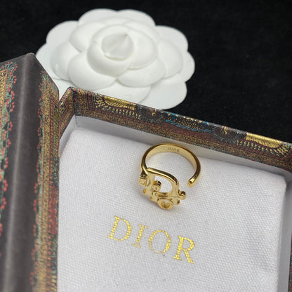 Anello aperto semplice con lettera